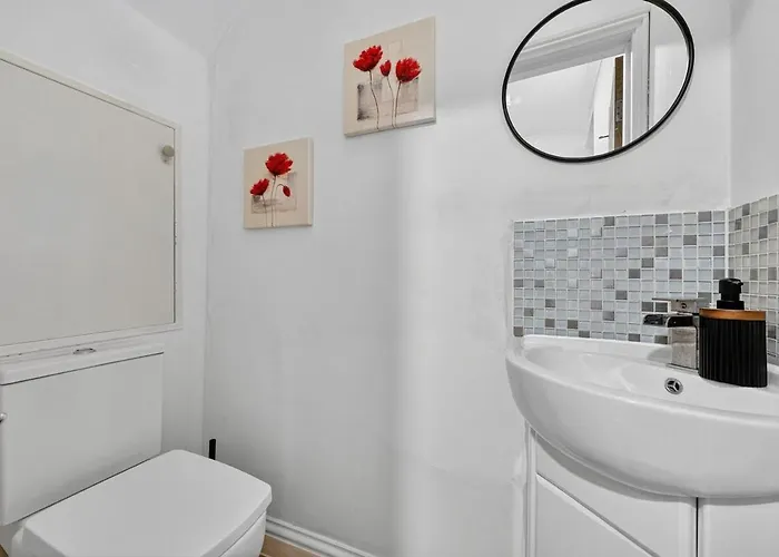 Four Bedroom House By Brookland Serviced Short Lets Salford With Free Wifi 아파트