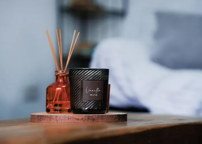 Modern 2Br City Flat Parking Sleeps 6 דירה