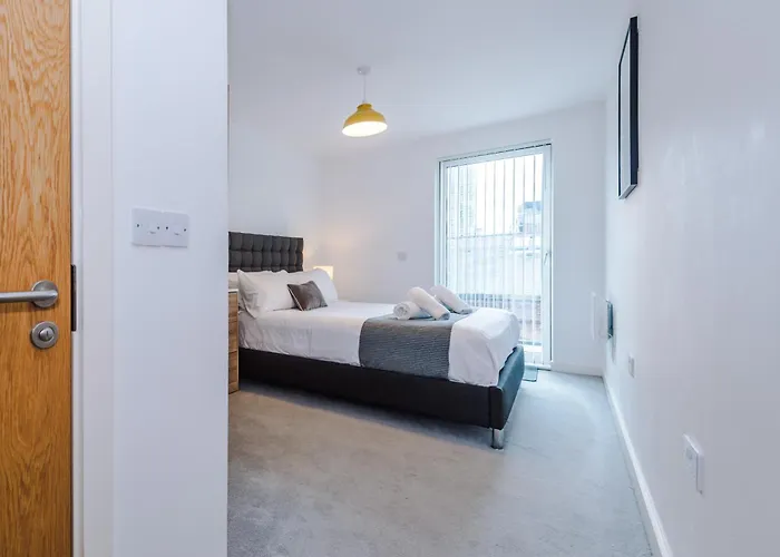 Apartment Stylish Two Bedroom With Balcony