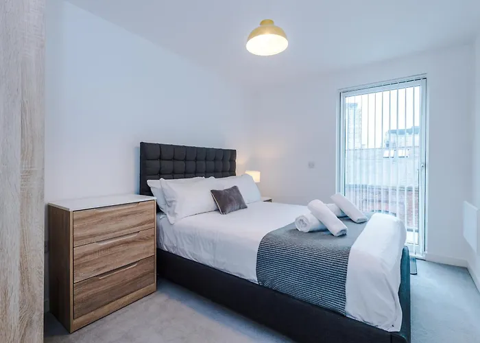 Stylish Two Bedroom With Balcony Apartment *