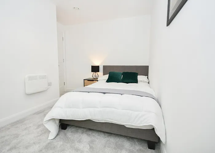 דירה Modern 3br & 2ba With Free Parking, M4 *