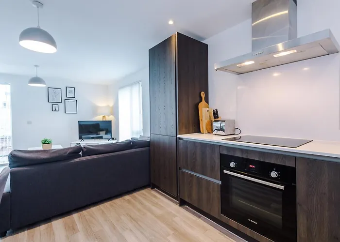 Apartment Stylish Two Bedroom With Balcony