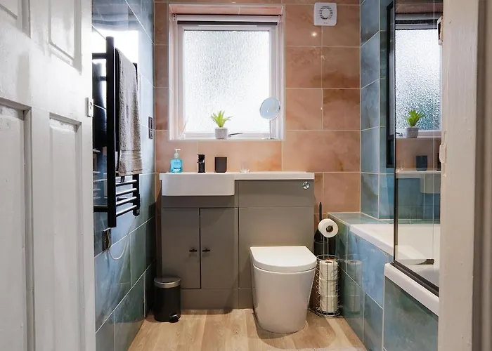 Modern 2Br City Flat Parking Sleeps 6 דירה