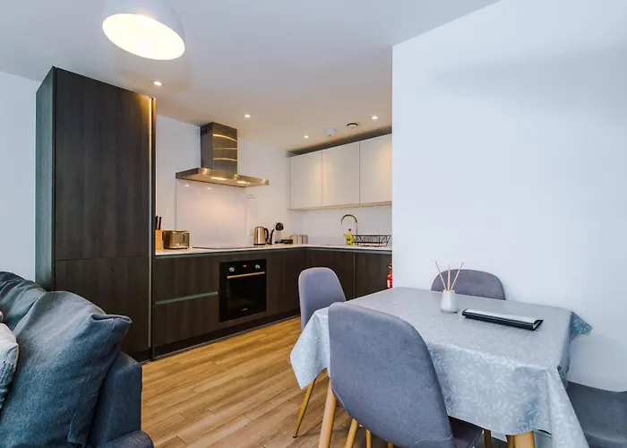 Stylish Two Bedroom With Balcony Apartment *