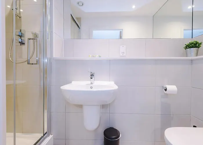 Stylish Two Bedroom With Balcony Apartment *