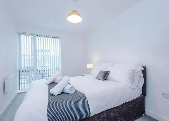 Stylish Two Bedroom With Balcony *