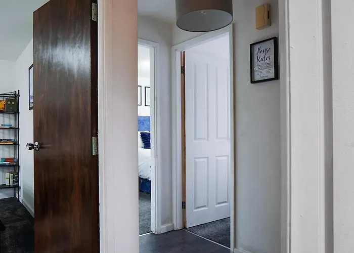 Modern 2Br City Flat Parking Sleeps 6 דירה *