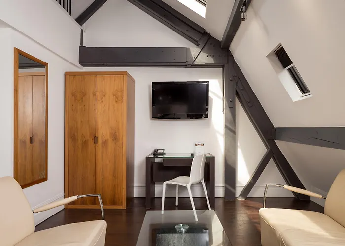 Roomzzz Aparthotel 4*