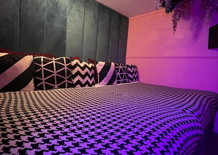 Manchester's Only Themed Slumber Party For 8 With Makeup Appartamento Manchester