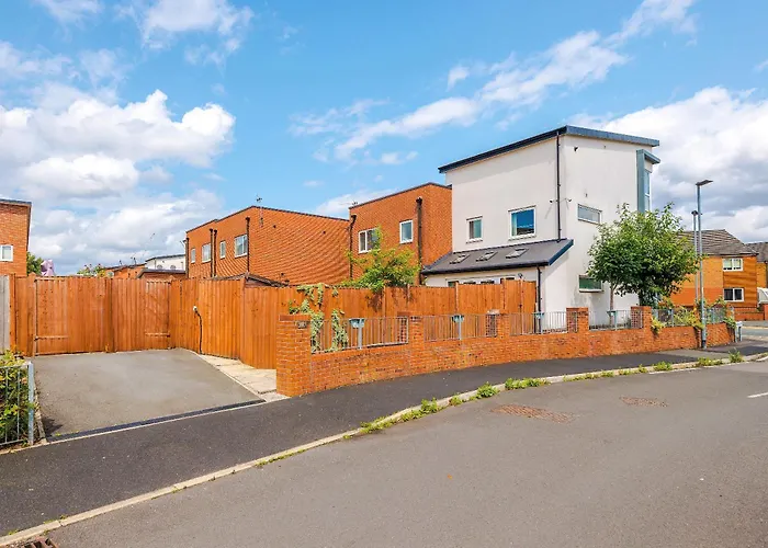 Large Townhouse By The Etihad & Coop Live Arena With Free Parking Манчестер