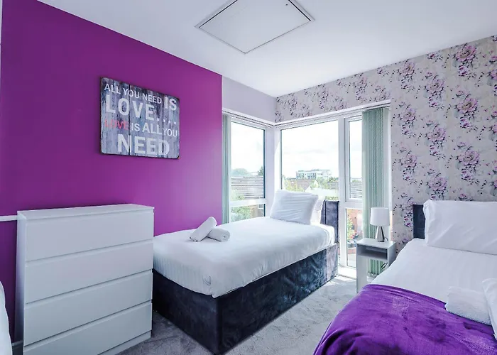 Дом отдыха Large Townhouse By The Etihad & Coop Live Arena With Free Parking *