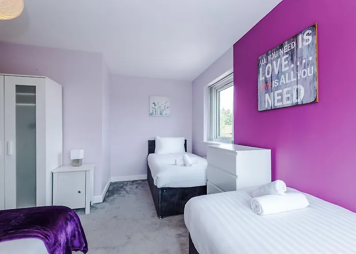 Large Townhouse By The Etihad & Coop Live Arena With Free Parking *