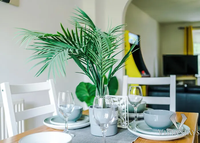 Cosy 3bdr House By Vista Short Lets & Serviced With Ps4 And Parking Hébergement de vacances Manchester