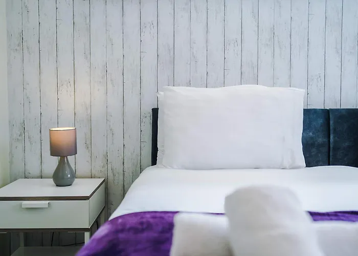 Large Townhouse By The Etihad & Coop Live Arena With Free Parking *