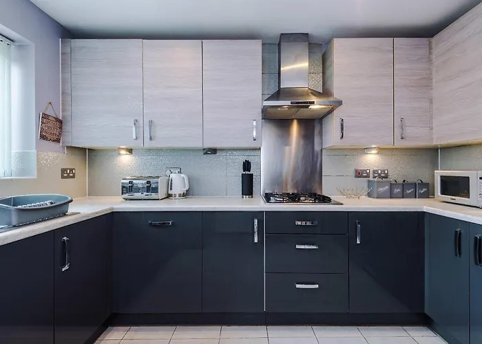 Дом отдыха Large Townhouse By The Etihad & Coop Live Arena With Free Parking *