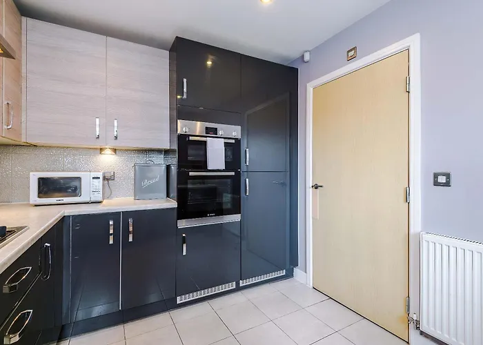 Large Townhouse By The Etihad & Coop Live Arena With Free Parking *