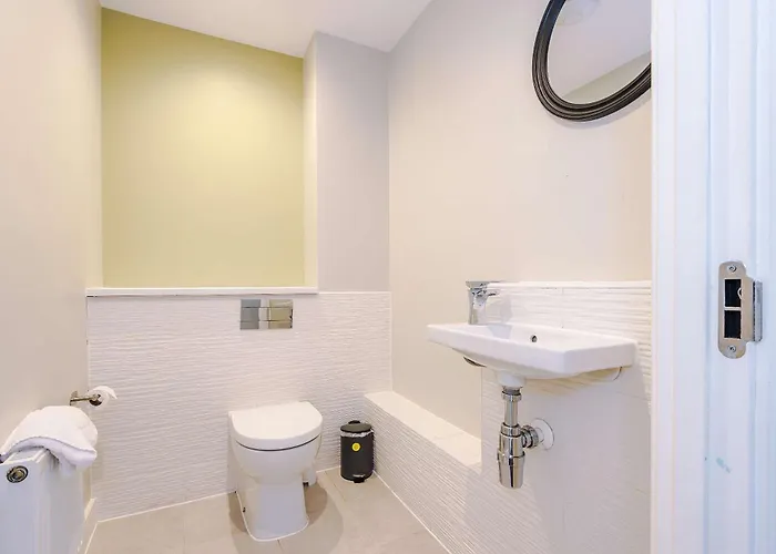 Дом отдыха Large Townhouse By The Etihad & Coop Live Arena With Free Parking