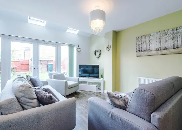 Дом отдыха Large Townhouse By The Etihad & Coop Live Arena With Free Parking Манчестер