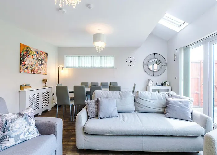 Дом отдыха Large Townhouse By The Etihad & Coop Live Arena With Free Parking