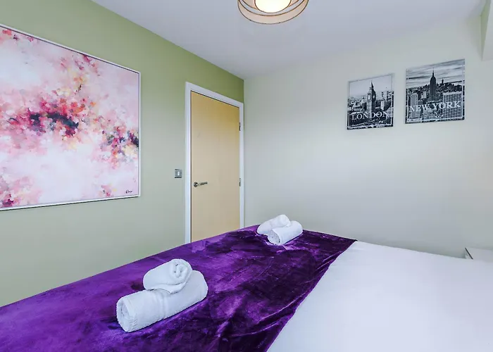 Large Townhouse By The Etihad & Coop Live Arena With Free Parking Feriehus