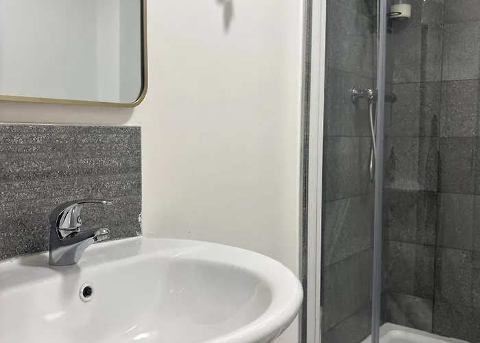 Stylish 2 Beds W/ Free Parking Near Old Trafford アパート *