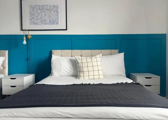 Modern Sleeps 4 & Free Parking Manchester