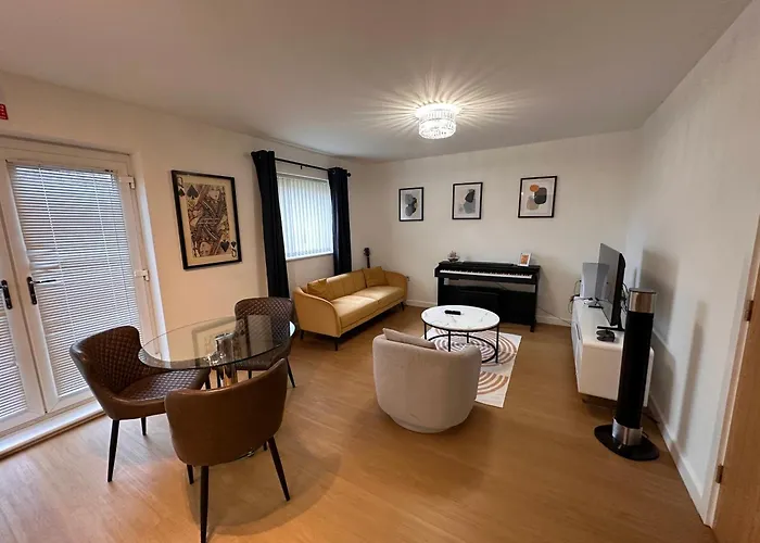 Centrally Located Modern 2 Bedroom Apartment, Minutes Walk To Ao Arena *