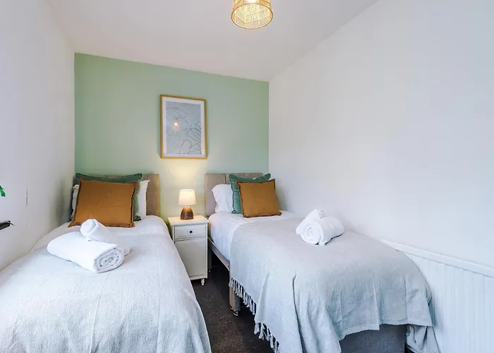 Stylish - 5g Wifi - Free Off-road Parking - Sleeps 7 *