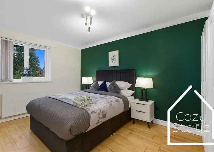 Vakantiehuis Spacious 4 Bedroom House With Pool Table And Pac-man Games In The Centre *