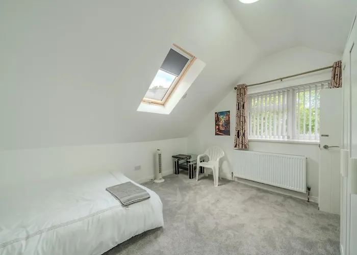Modern 4-bed Retreat In Prestwich, Perfect For Weekend Getaways