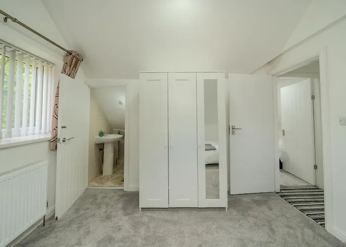 Дом отдыха Modern 4-bed Retreat In Prestwich, Perfect For Weekend Getaways Манчестер