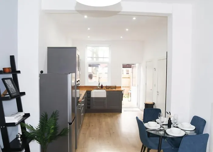 Near Etihad, Free Parking, Workplace & Garden Сasa de vacaciones *