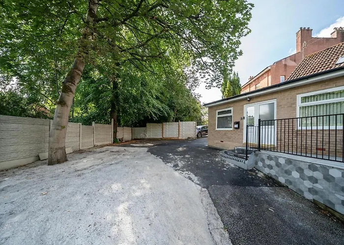 Дом отдыха Modern 4-bed Retreat In Prestwich, Perfect For Weekend Getaways Манчестер