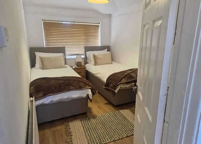 Sleeps 5 - Free Parking Wifi Near Airport & *