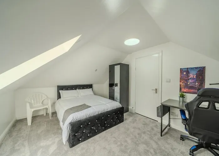 Modern 4-bed Retreat In Prestwich, Perfect For Weekend Getaways Дом отдыха Манчестер