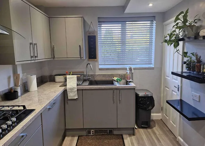 Sleeps 5 - Free Parking Wifi Near Airport &