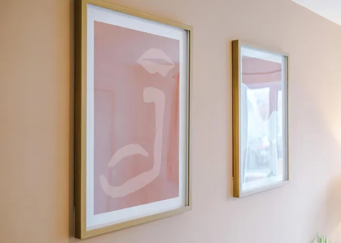 Modern 3 Bedroom - Driveway Parking For 2 Vehicles, Close To Centre 別荘