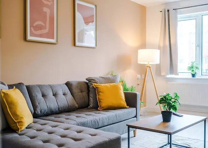 Modern 3 Bedroom - Driveway Parking For 2 Vehicles, Close To Centre