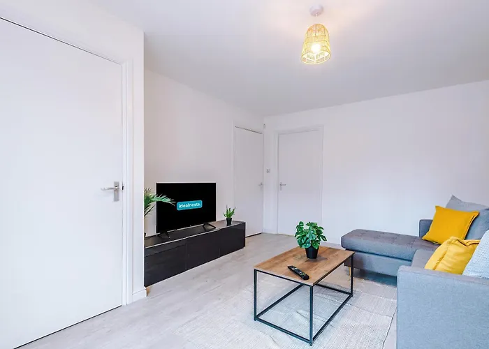 Modern 3 Bedroom - Driveway Parking For 2 Vehicles, Close To Centre * Manchester