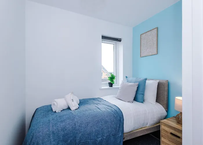 Modern 3 Bedroom - Driveway Parking For 2 Vehicles, Close To Centre Manchester