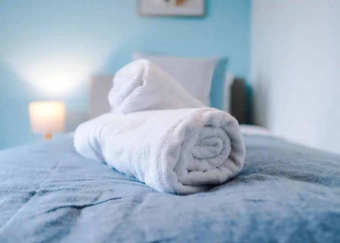 Modern 3 Bedroom - Driveway Parking For 2 Vehicles, Close To Centre 別荘