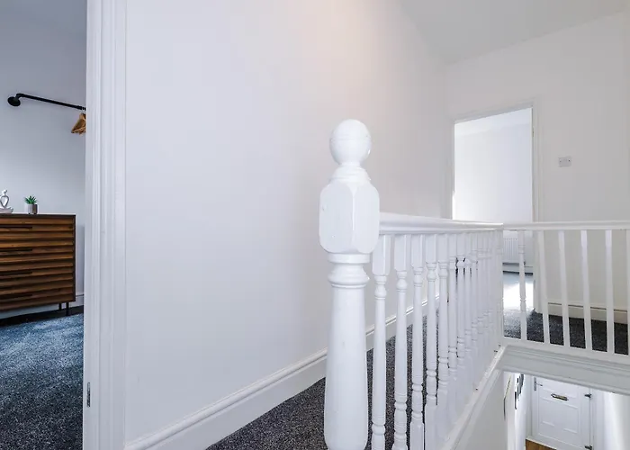 Stylish 3 Bedroom - Free Parking, Smart Tv, Sleeps 8 Манчестер