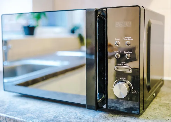 Modern 3 Bedroom - Driveway Parking For 2 Vehicles, Close To Centre