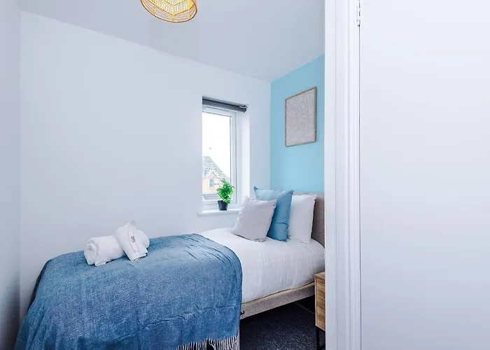 Modern 3 Bedroom - Driveway Parking For 2 Vehicles, Close To Centre