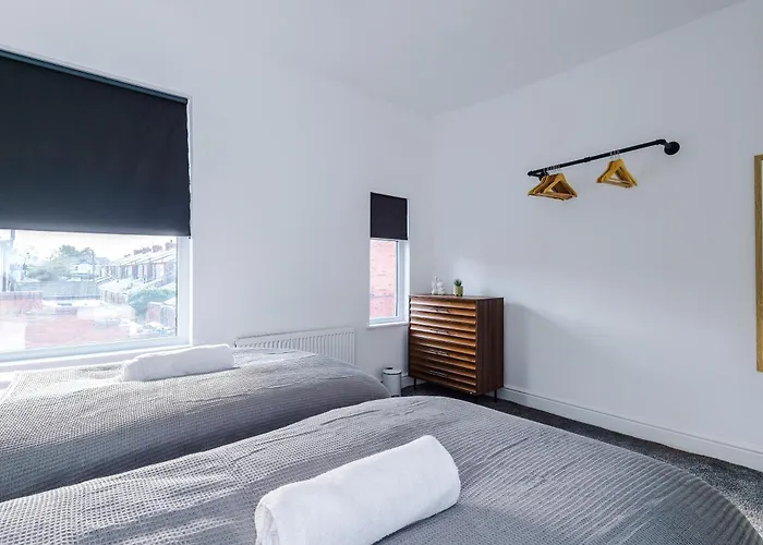 Tatil Evi Stylish 3 Bedroom - Free Parking, Smart Tv, Sleeps 8 *