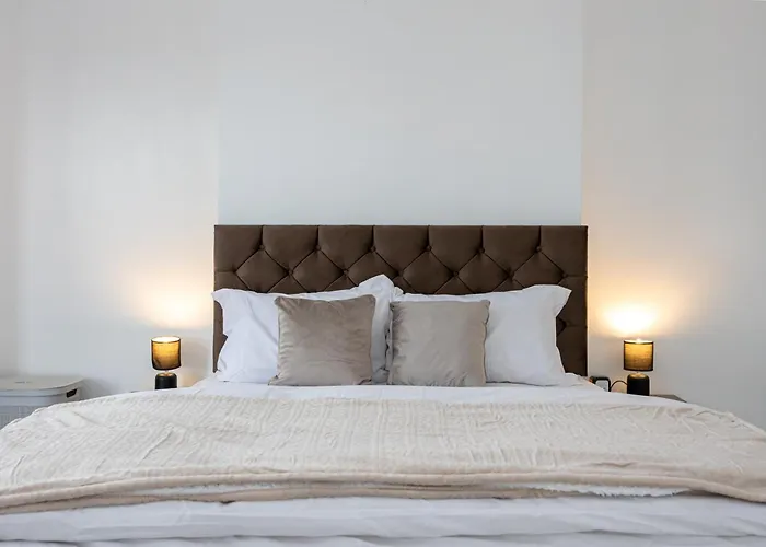 Modern 4 Bedroom Victorian Private Detached Close To Вилла