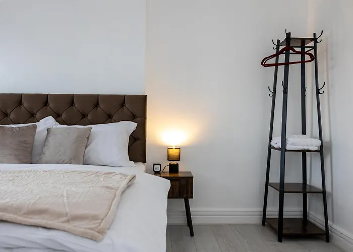 Modern 4 Bedroom Victorian Private Detached Close To Вилла