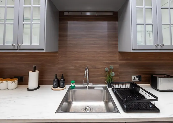 Modern 4 Bedroom Victorian Private Detached Close To Вилла