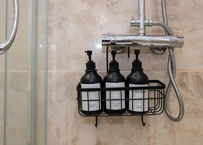 Modern 4 Bedroom Victorian Private Detached Close To Вилла