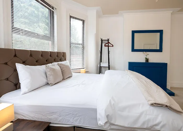 Modern 4 Bedroom Victorian Private Detached Close To * Манчестер